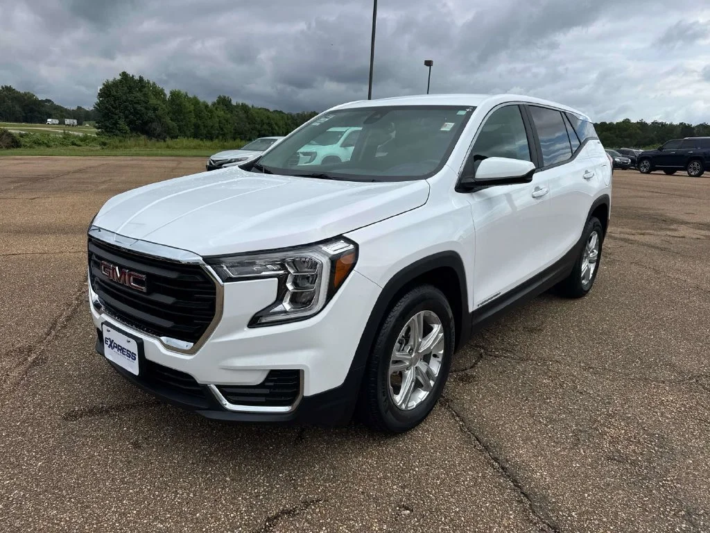 Used 2024 White GMC SLE image 3