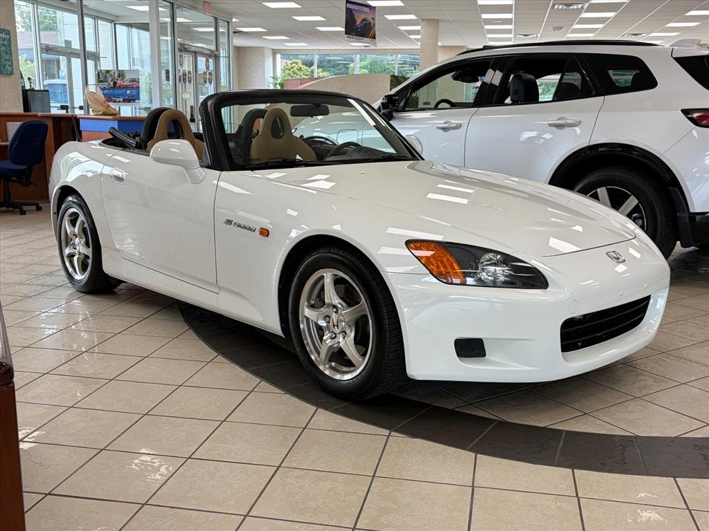 Used 2003 Grand Prix White Honda Base image 1