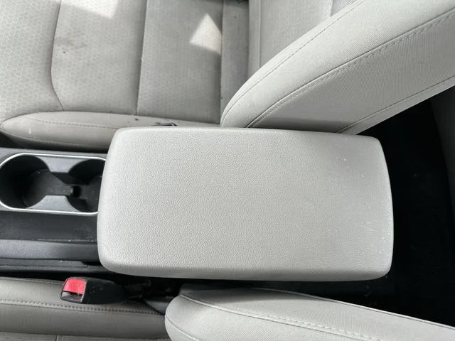 Used 2018 Silver Hyundai SE image 23