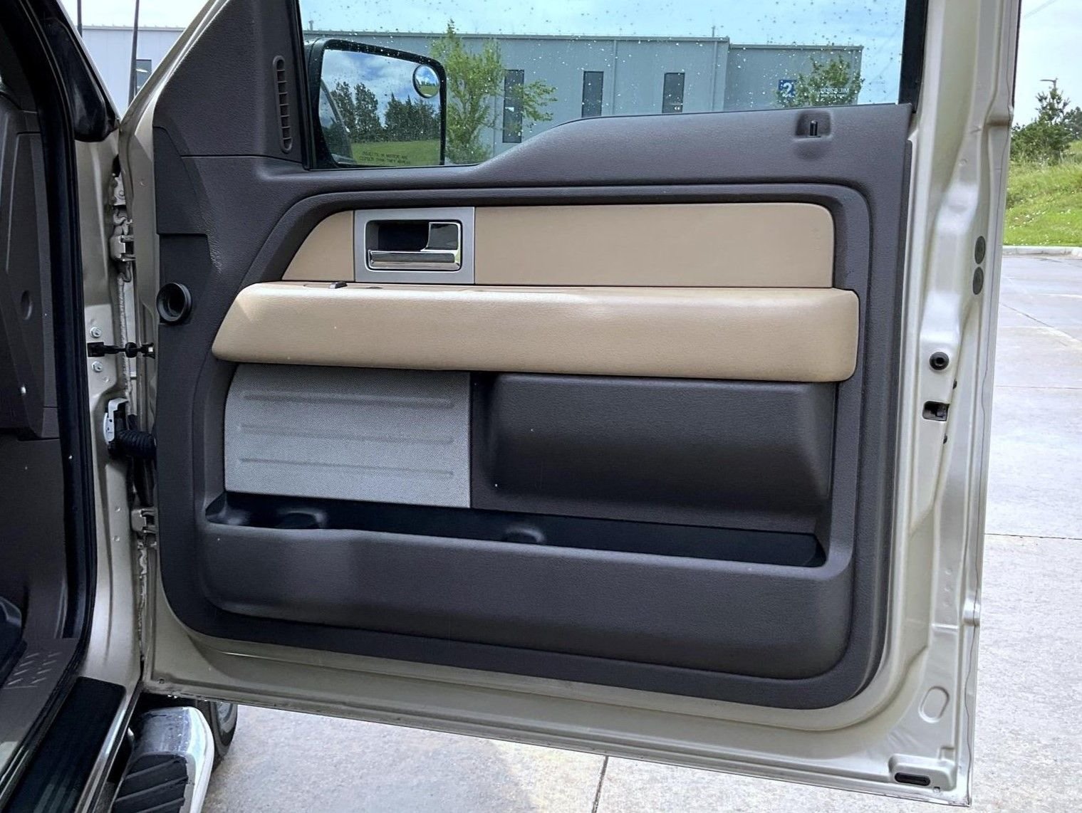Used 2010 Gold Ford XLT image 17
