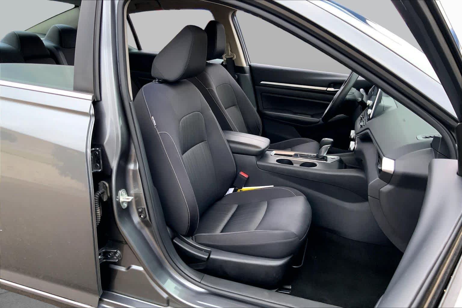 Used 2022 Gun Metallic Nissan 2.5 SV image 9