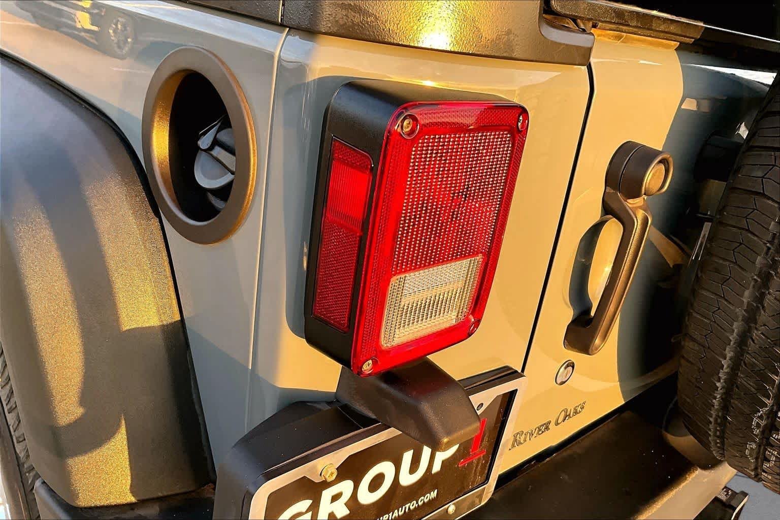 Used 2015 Anvil Clearcoat Jeep Sport image 28