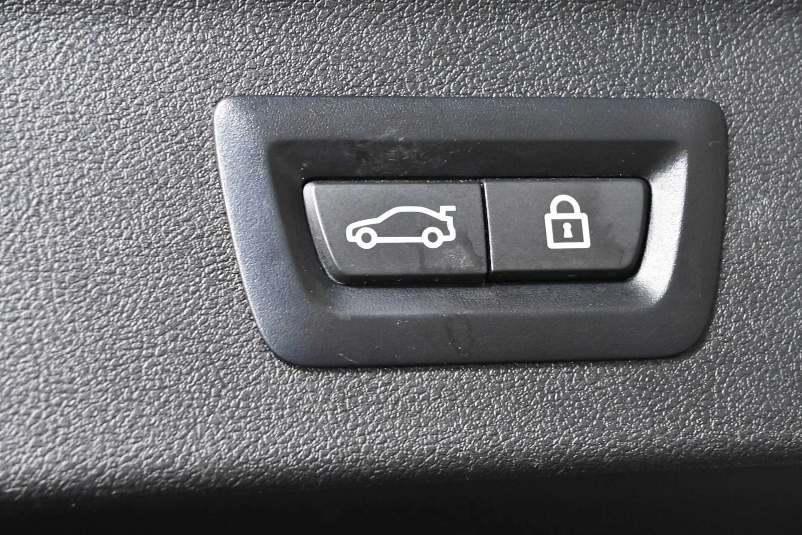 Used 2021 Dark Graphite Metallic BMW xDrive30e image 11