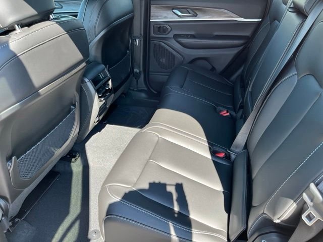 New 2026 Bright White Clear-Coat Exterior Paint Jeep Limited image 15