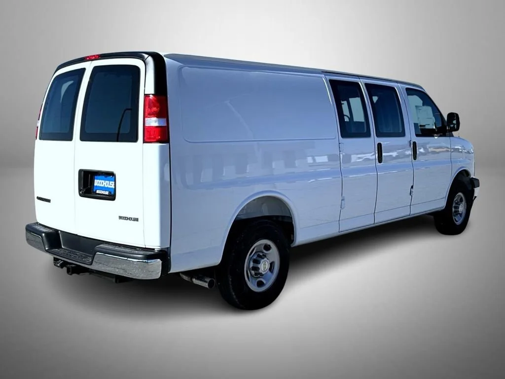 New 2026 Summit White Chevrolet 1WT image 5
