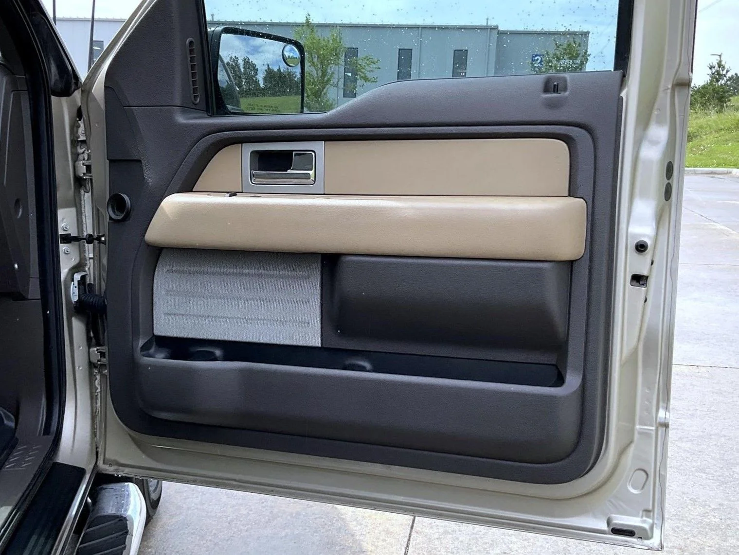 Used 2010 Gold Ford XLT image 17