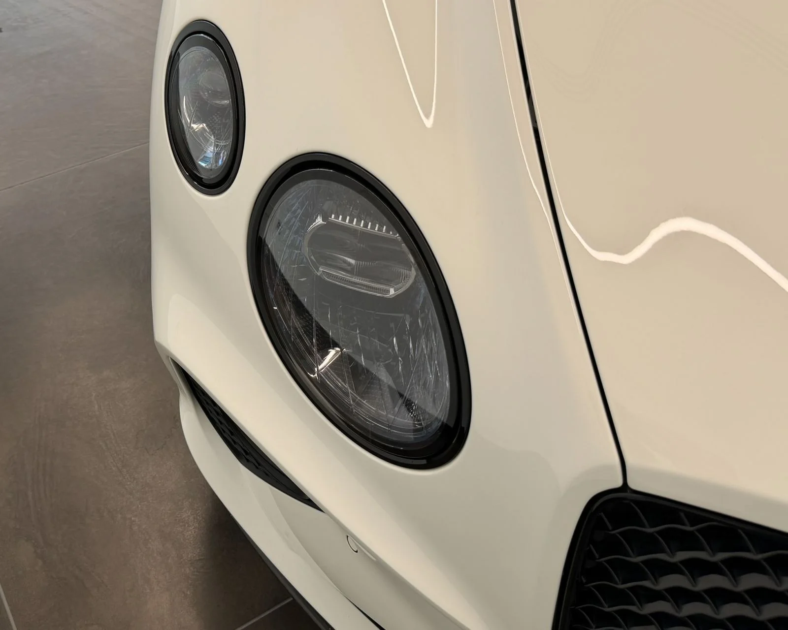 Used 2023 White Bentley V8 S image 47