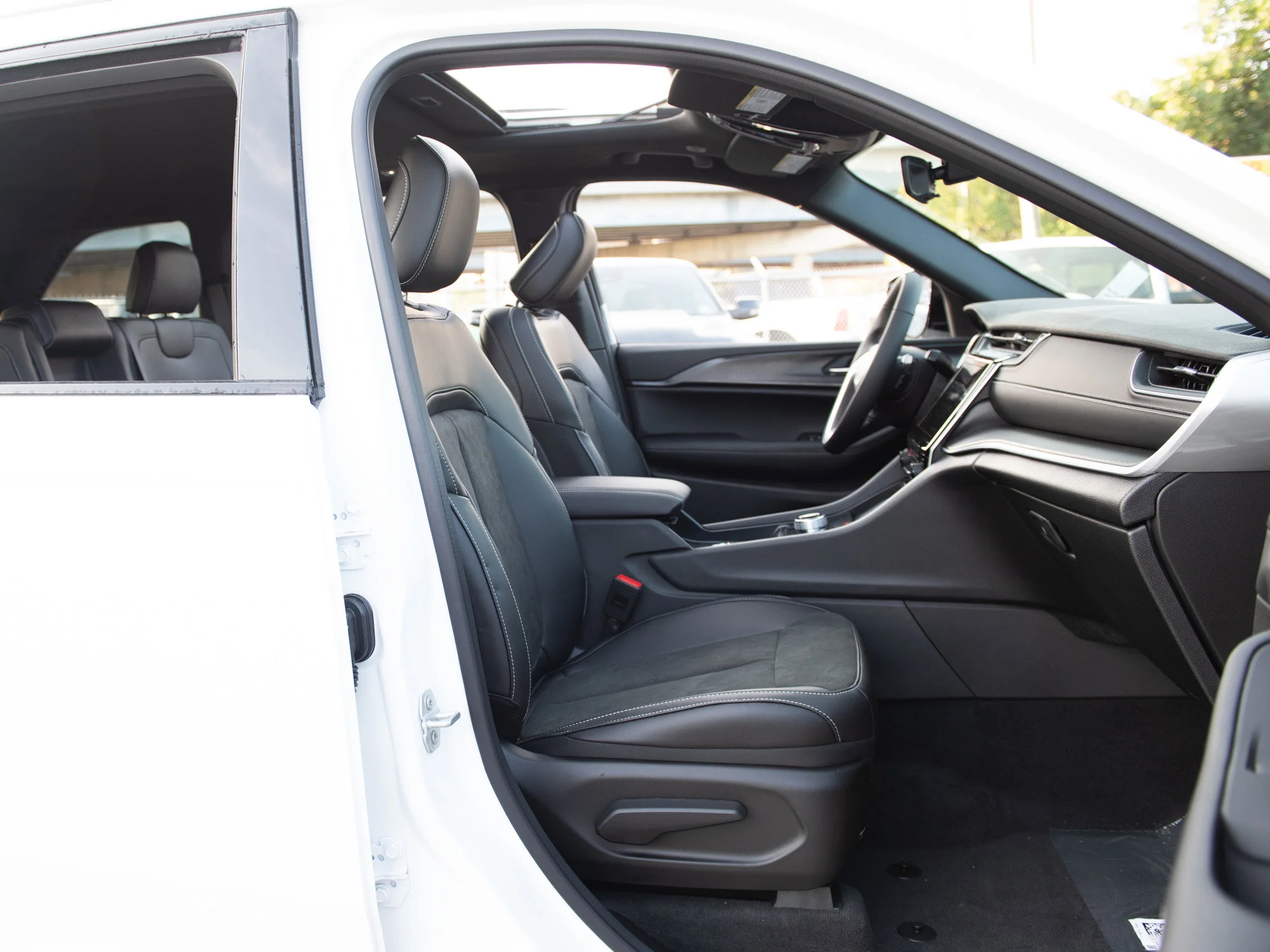 New 2025 White Jeep Altitude* 4x4, Sunroof, Trailer Tow Pkg, Wireless Charging Pad image 21