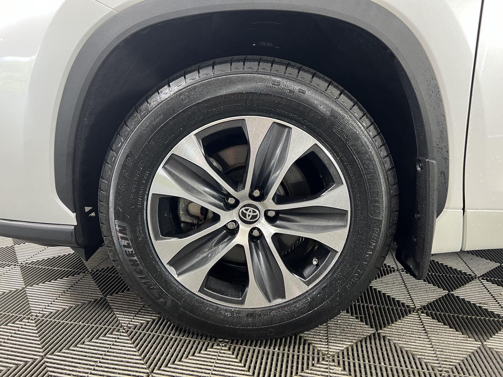 Used 2023 Wind Chill Pearl Toyota XLE image 35