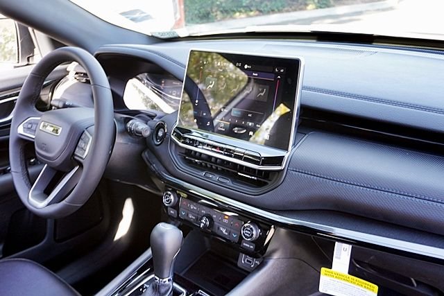 New 2026 Bright White Clearcoat Jeep Latitude image 11