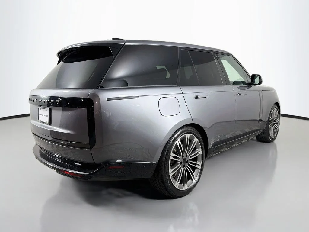 New 2026 Eiger Grey Land Rover SE image 5