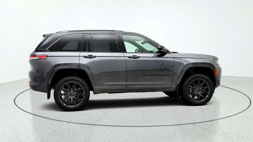 Used 2026 Baltic Gray Metallic Clearcoat Jeep Summit 4x4 w/ Obsidian Pkg image 4