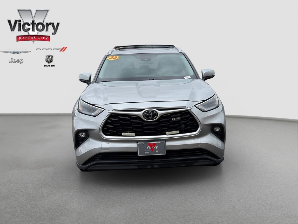 Used 2022 Toyota Highlander XLE with VIN 5TDGZRBHXNS219256 for sale in Kansas City