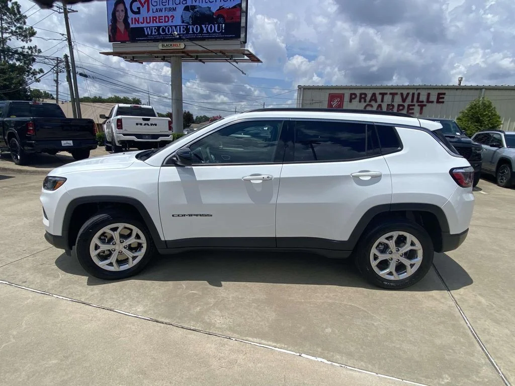 Used 2024 White Jeep Latitude image 5