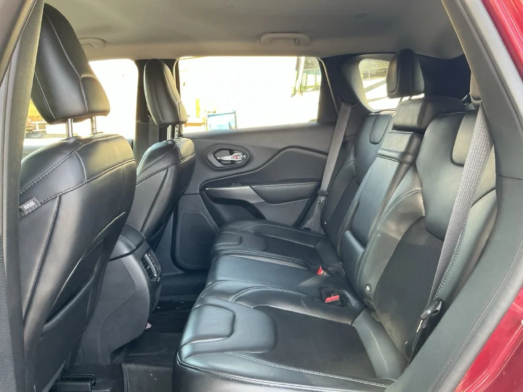 Used 2019 Red Jeep Latitude Plus image 27