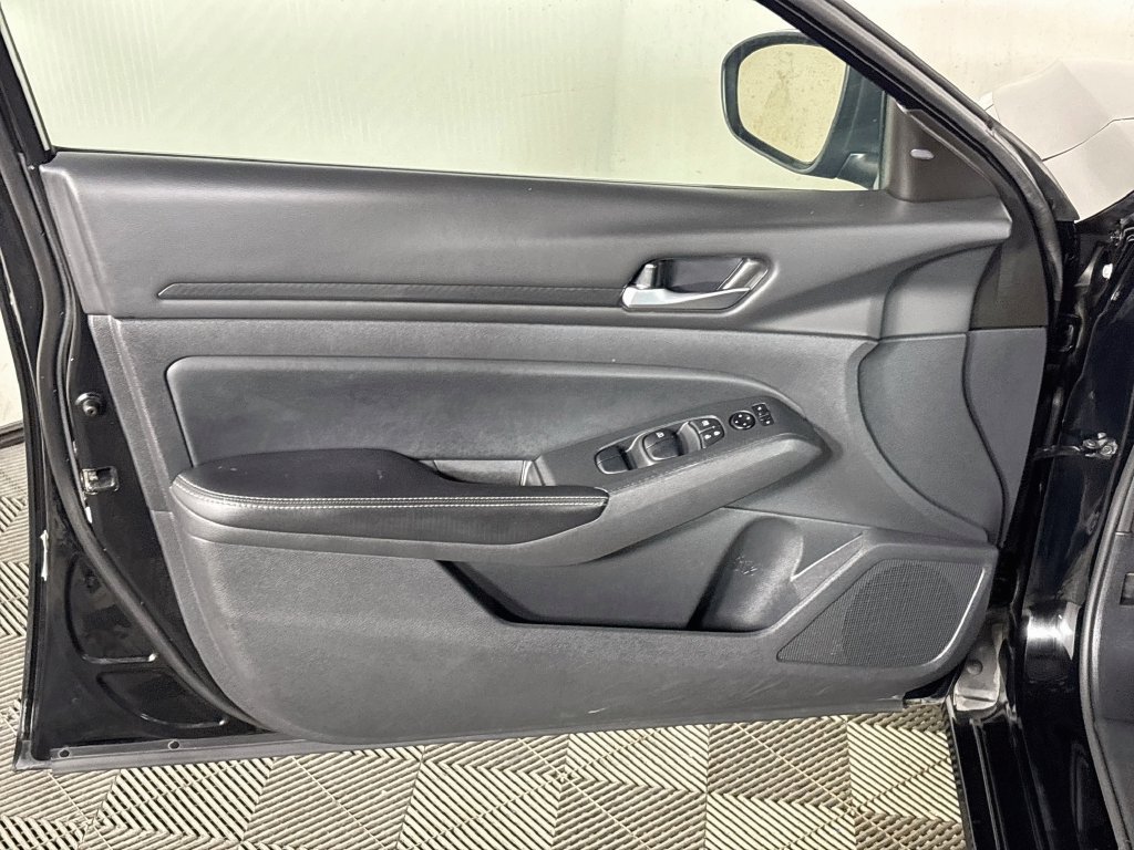 Used 2024 Super Black Nissan 2.5 SV image 10
