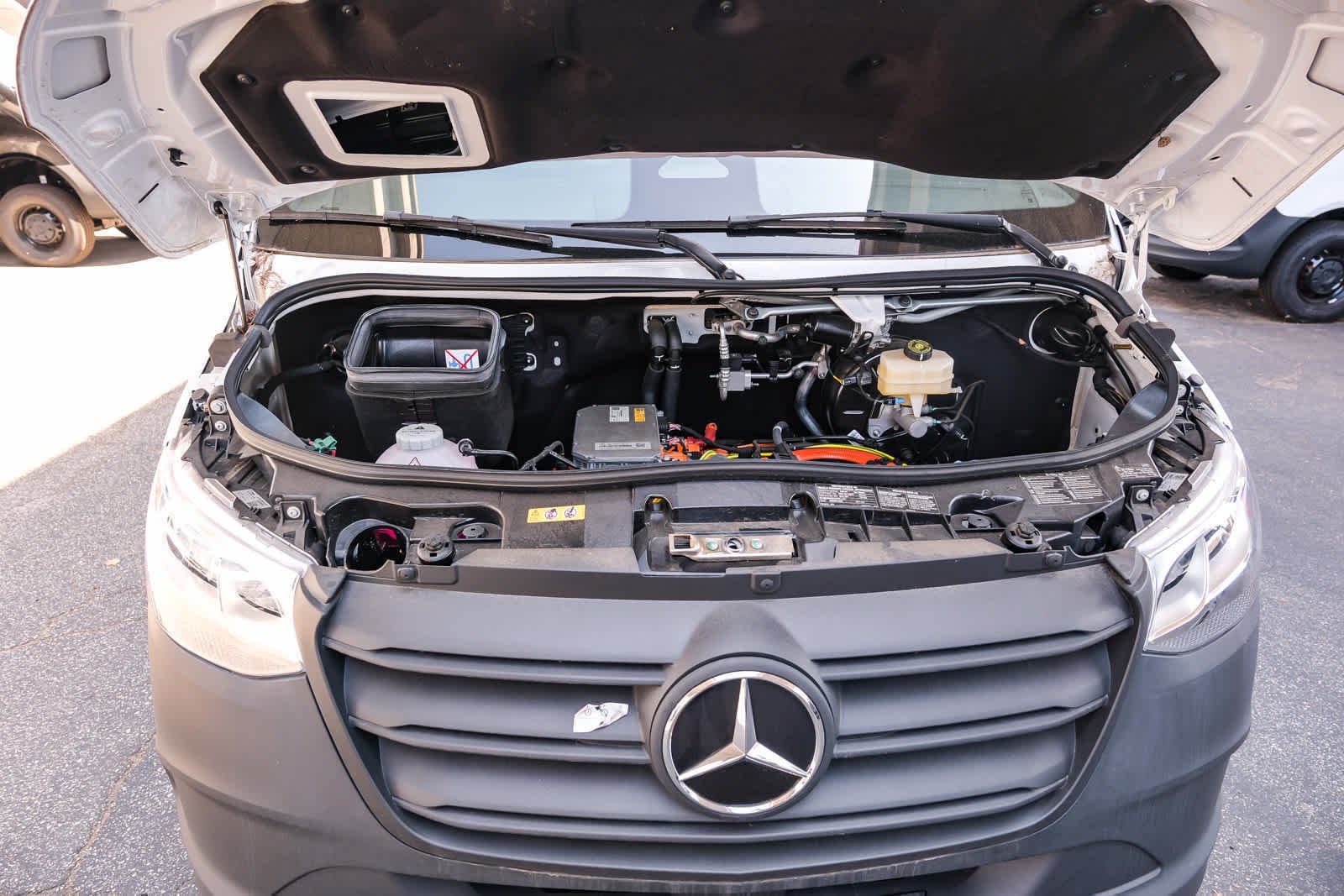 New 2025 Arctic+White Mercedes-Benz Cargo Van 170WB High Roof 113kw Battery RWD SO Mot image 36