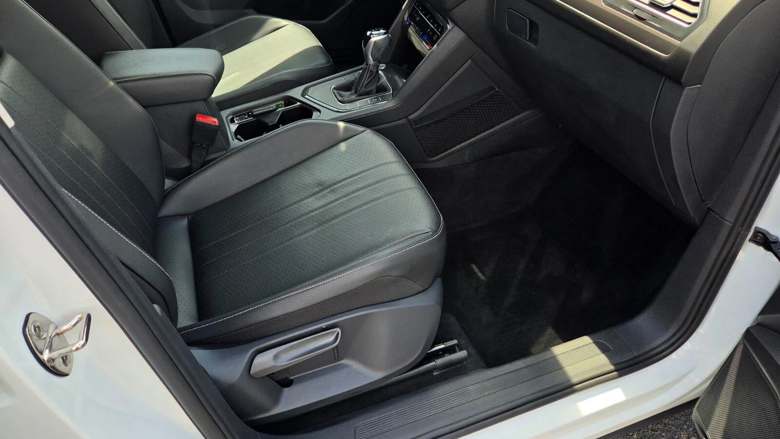 Certified Used 2022 Pure White Volkswagen SE image 49