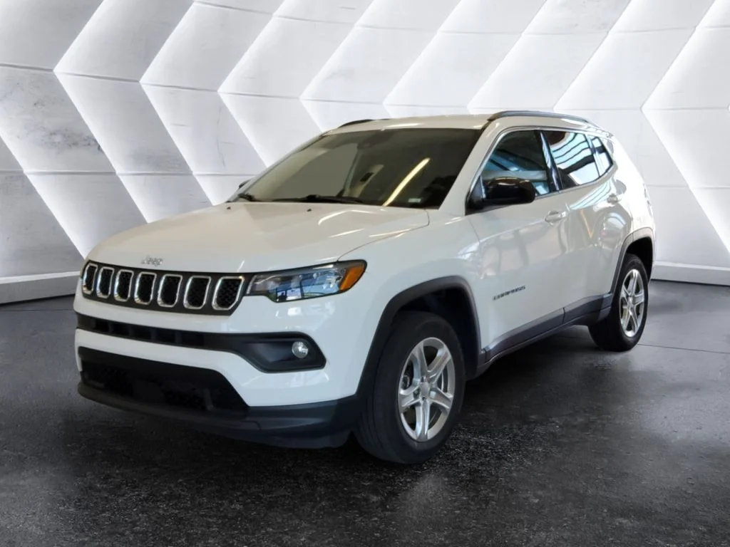 Used 2024 White Jeep Latitude image 3