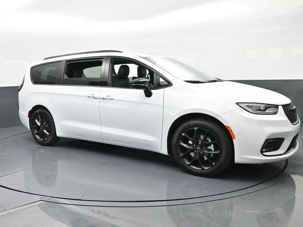 New 2026 Bright White Clear-Coat Exterior Paint Chrysler Select image 8