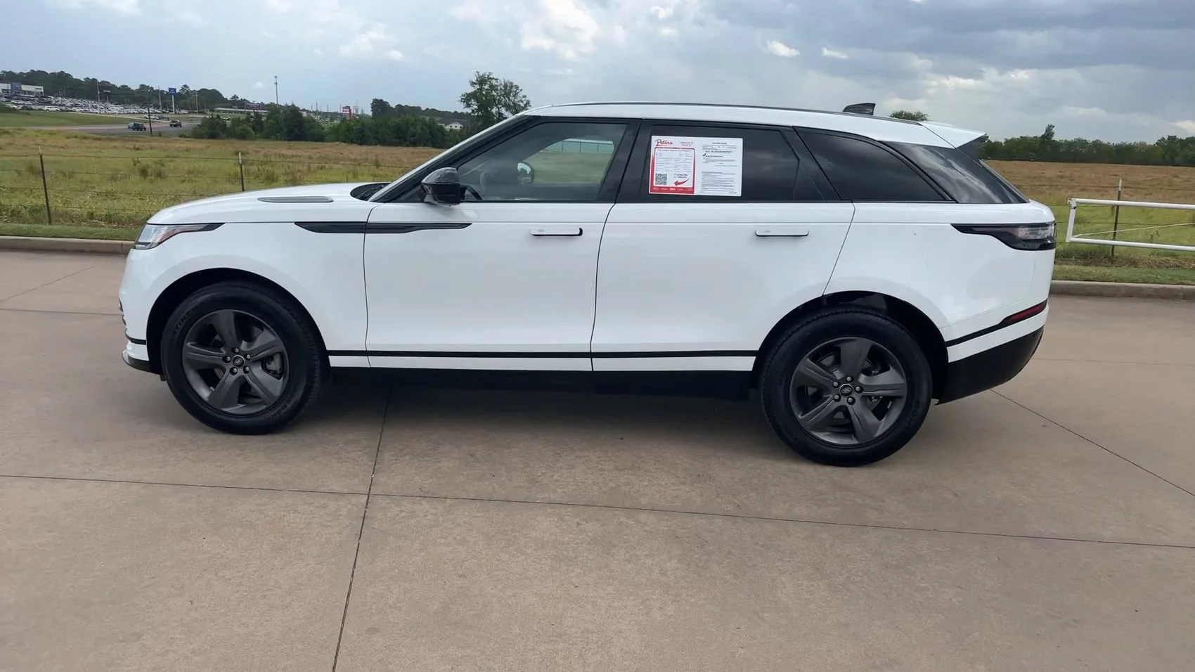 Used 2025 Silver Land Rover Dynamic SE image 6