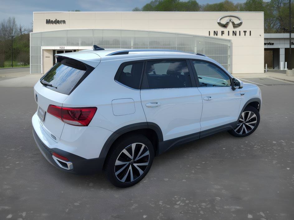 Used 2022 Pure White Volkswagen SE image 4