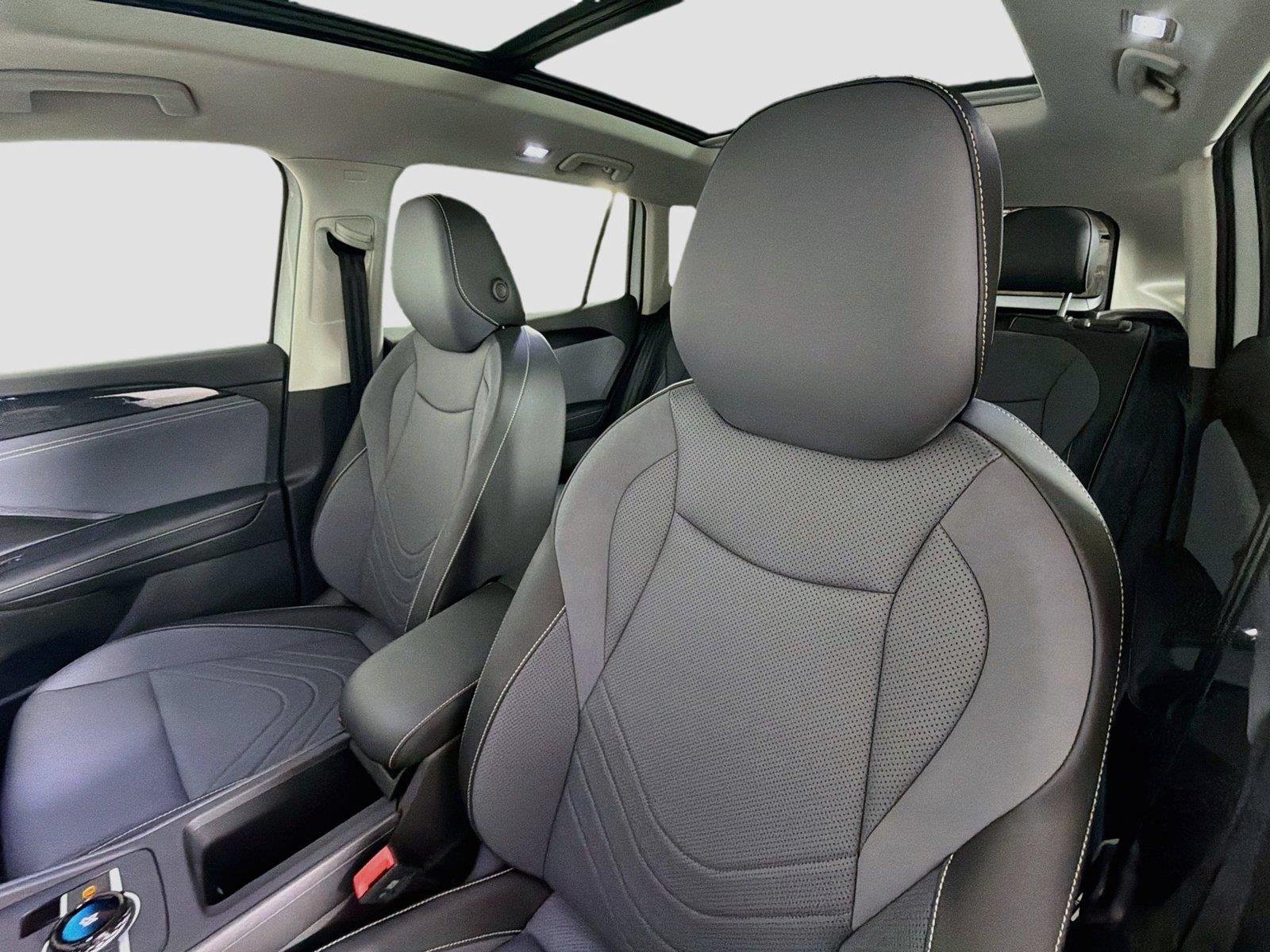 New 2026 Pure White Volkswagen SE image 19