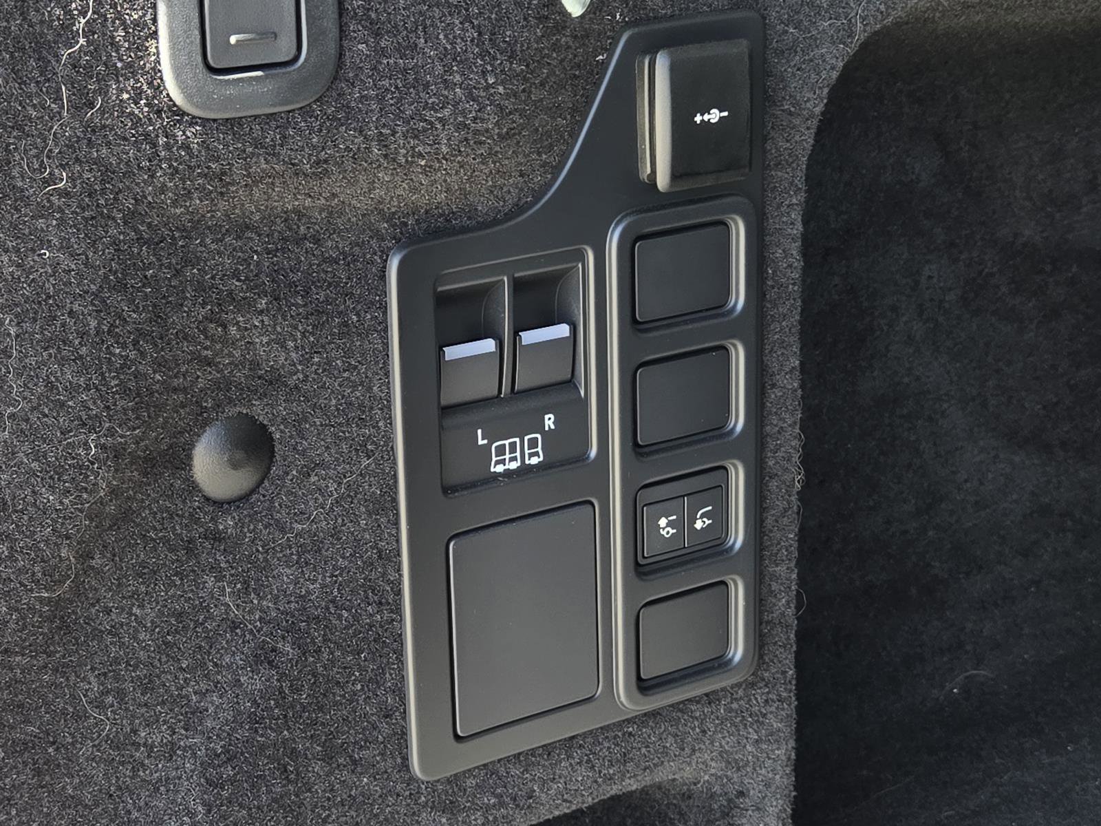 Used 2025 Fuji White Land Rover Dynamic SE image 13