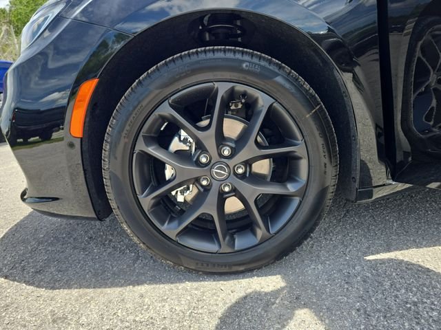 New 2026 Diamond Black Crystal Pearl-Coat Exterior Paint Chrysler Limited image 30