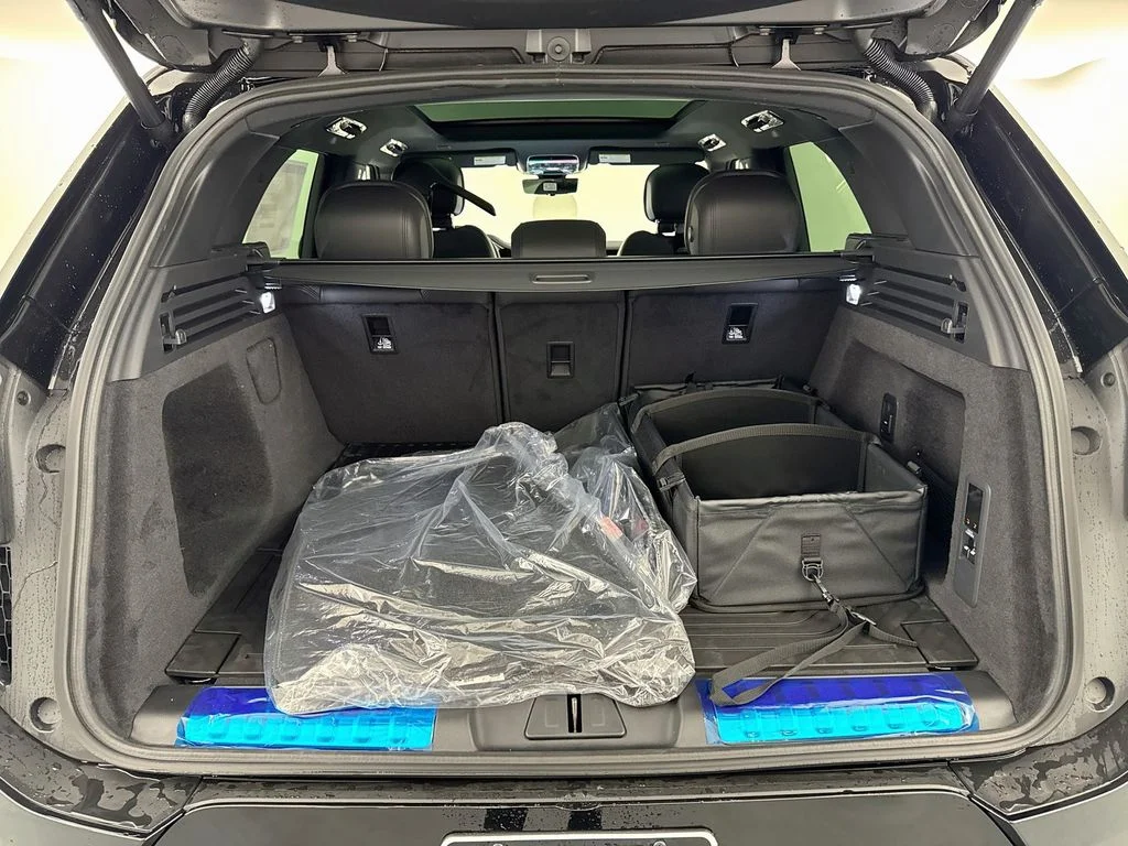 New 2027 Santorini Black Land Rover Dynamic SE image 28