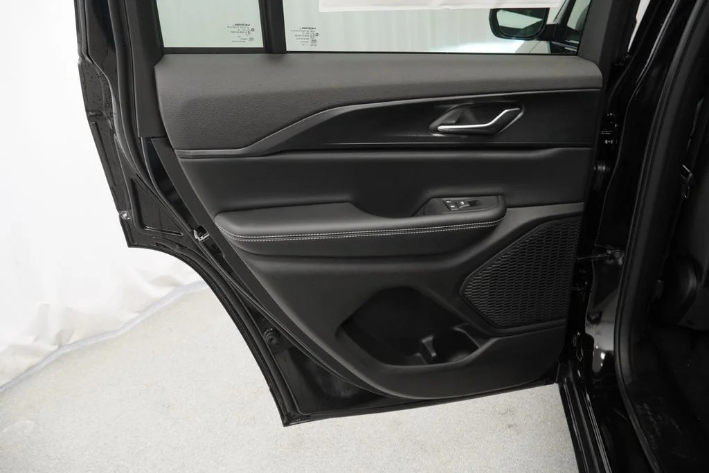 New 2026 Diamond Black Crystal Pearl-Coat Exterior Paint Jeep Laredo X image 29