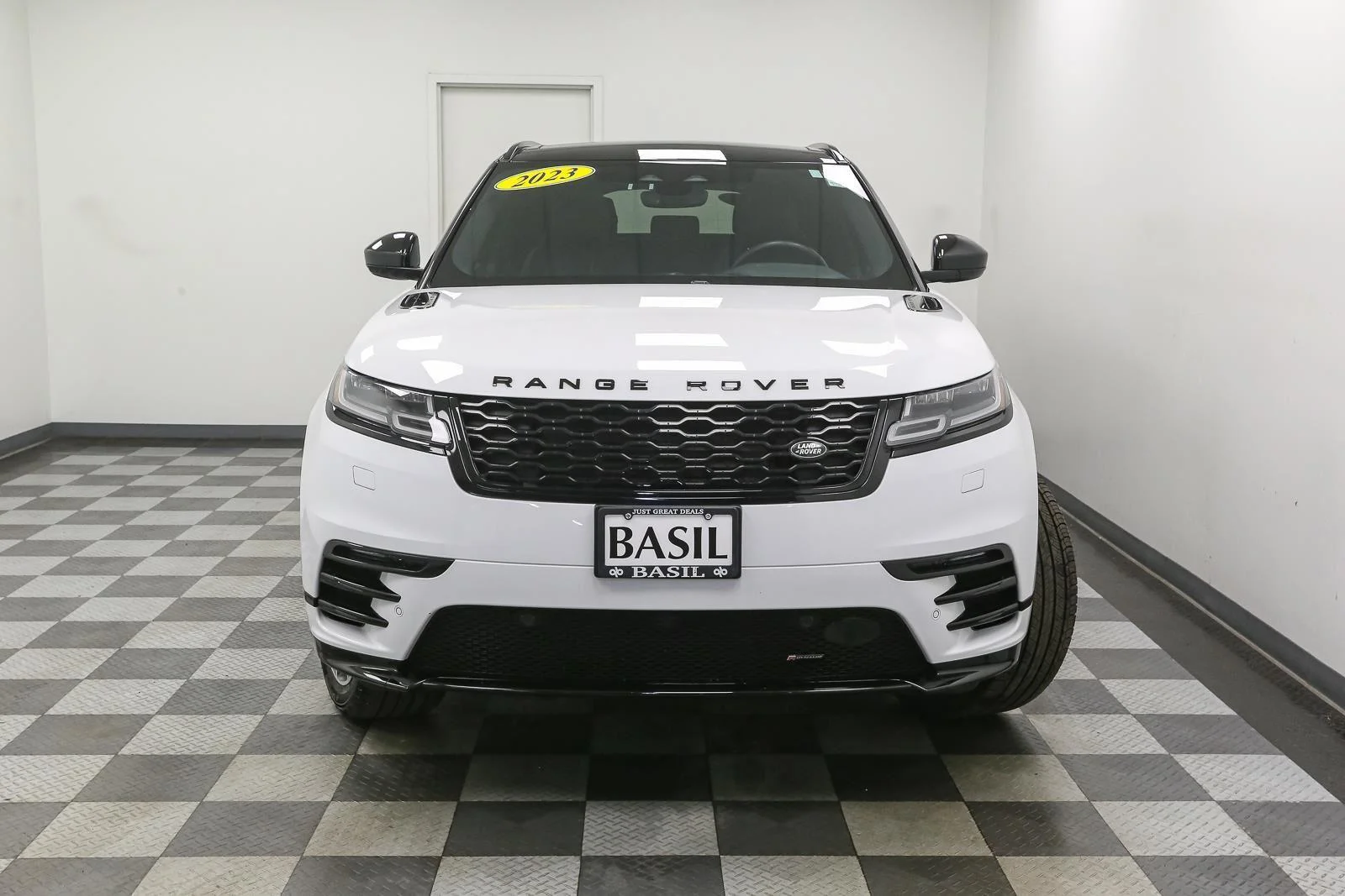 Used 2023 Fuji White Land Rover R-Dynamic S image 3