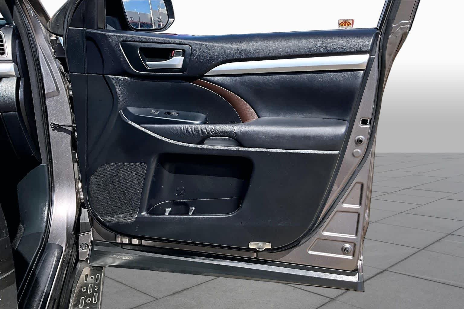 Used 2015 Predawn Gray Mica Toyota XLE image 23