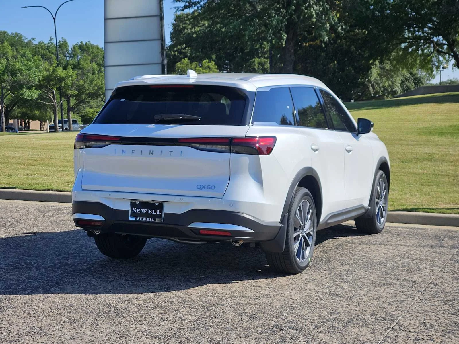 New 2027 RADIANT WHITE INFINITI Luxe FWD image 4