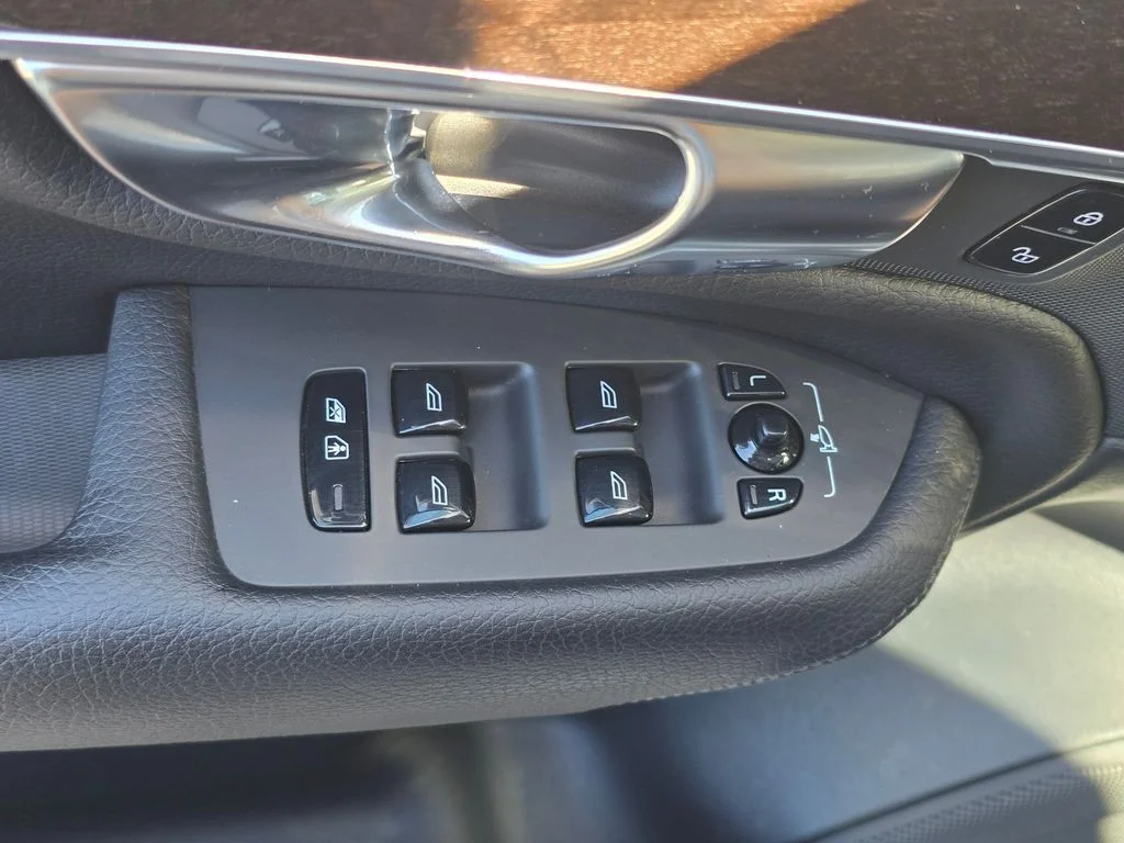 Used 2019 White Volvo T6 Momentum image 32