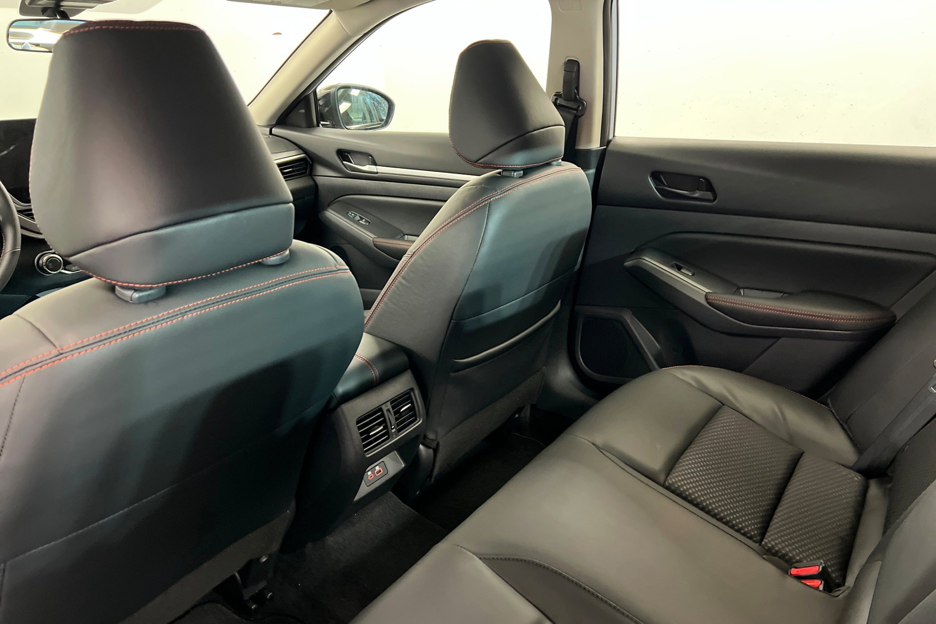 New 2026 Gray Sky Pearl / Super Black Two-tone Nissan SR image 20