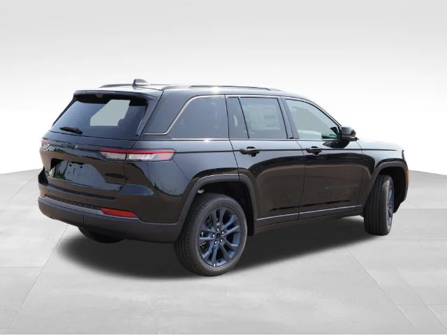 New 2026 Diamond Black Crystal Pearl-Coat Exterior Paint Jeep Limited image 3