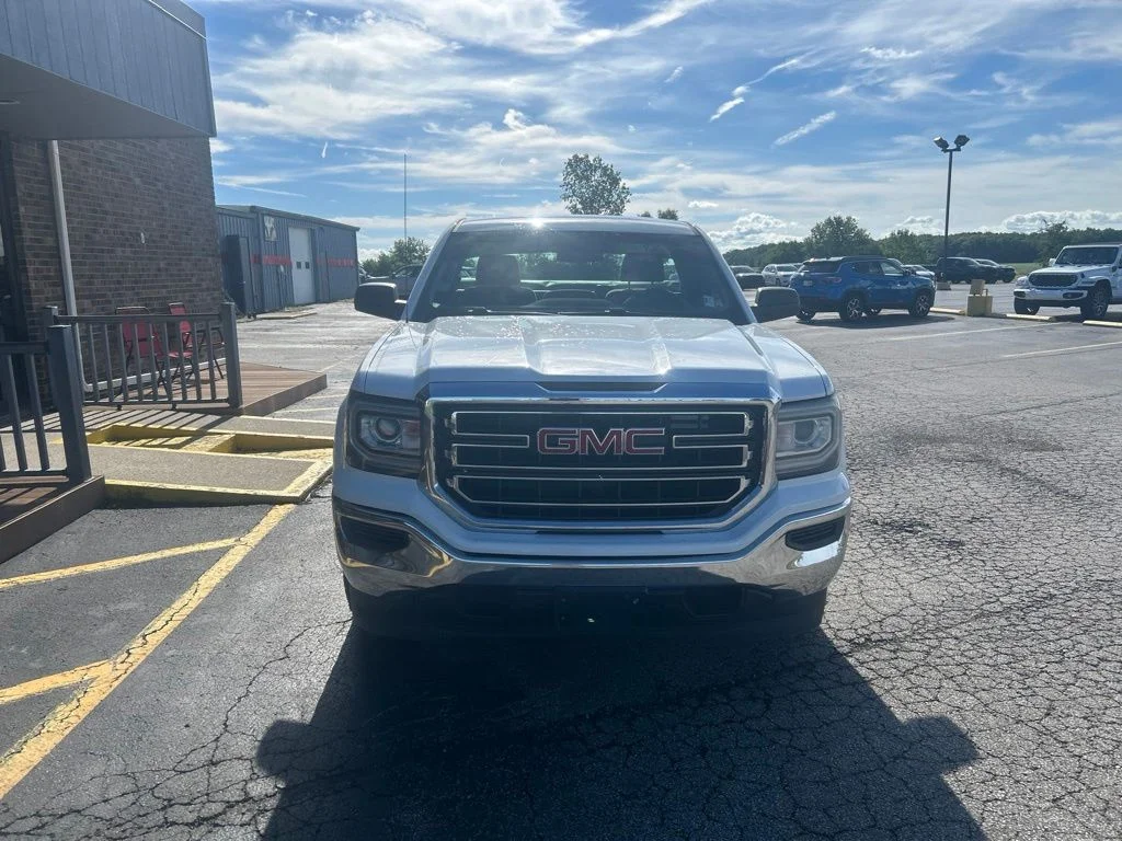 Used 2018  GMC Base image 2