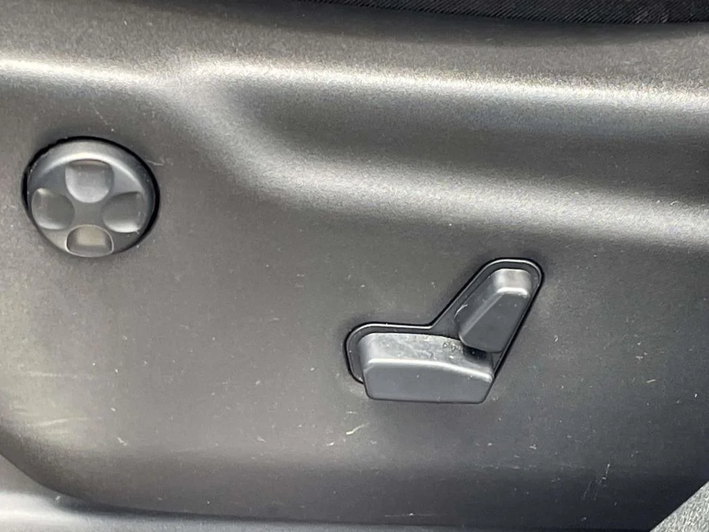 Used 2018 Blue Jeep Limited image 27