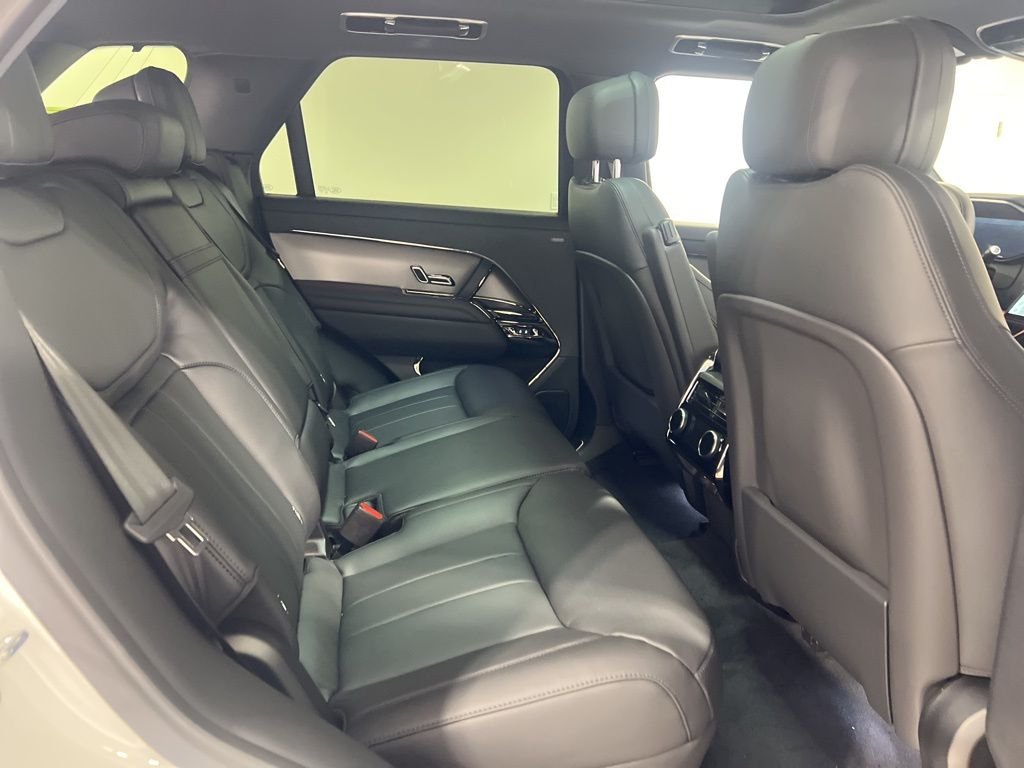 Used 2025 Ostuni Pearl White Premium Metallic Land Rover SE image 27