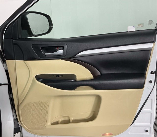 Used 2017 White Toyota XLE image 30