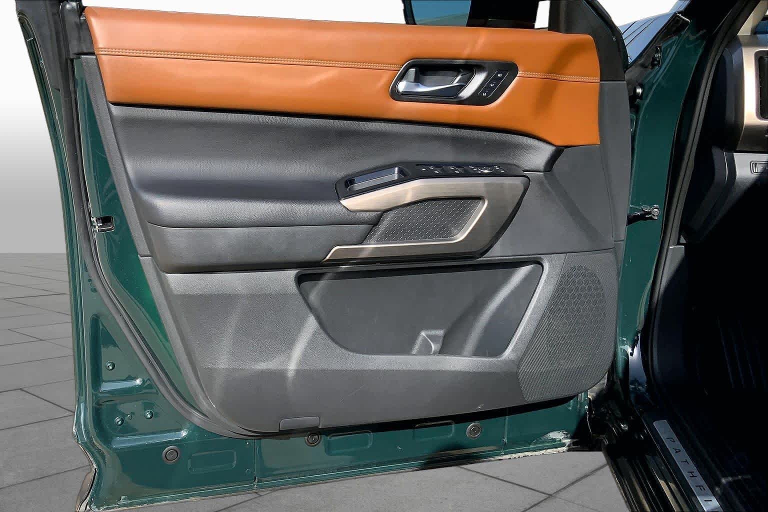 Used 2023 Obsidian Green Pearl Nissan Platinum image 20