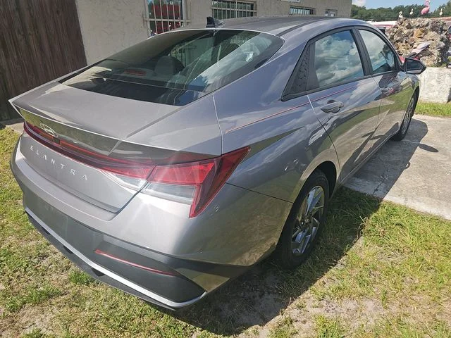 Used 2024  Hyundai SEL image 4