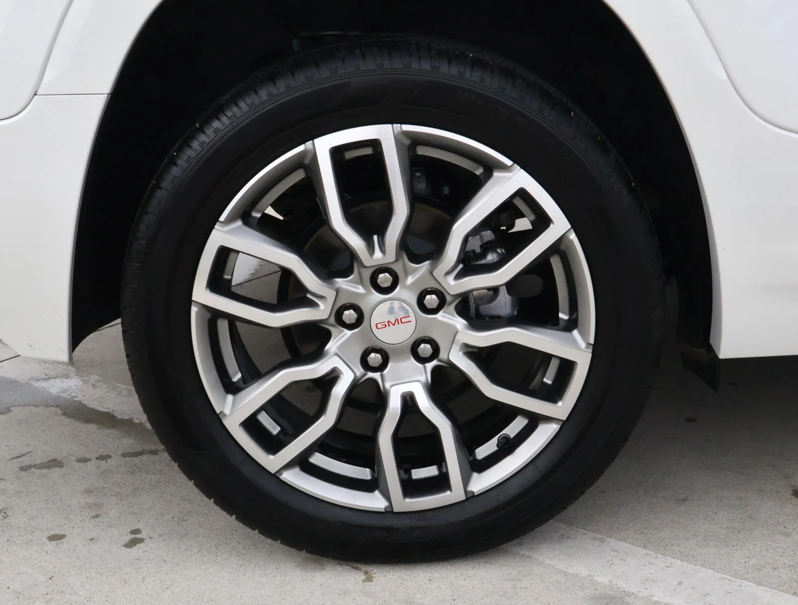 Used 2024 White Frost Tricoat GMC Denali image 8