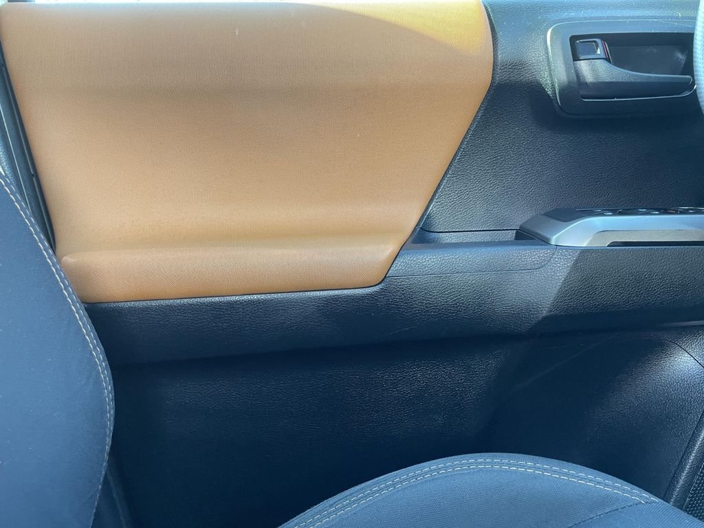 Used 2017 White Toyota SR5 image 14
