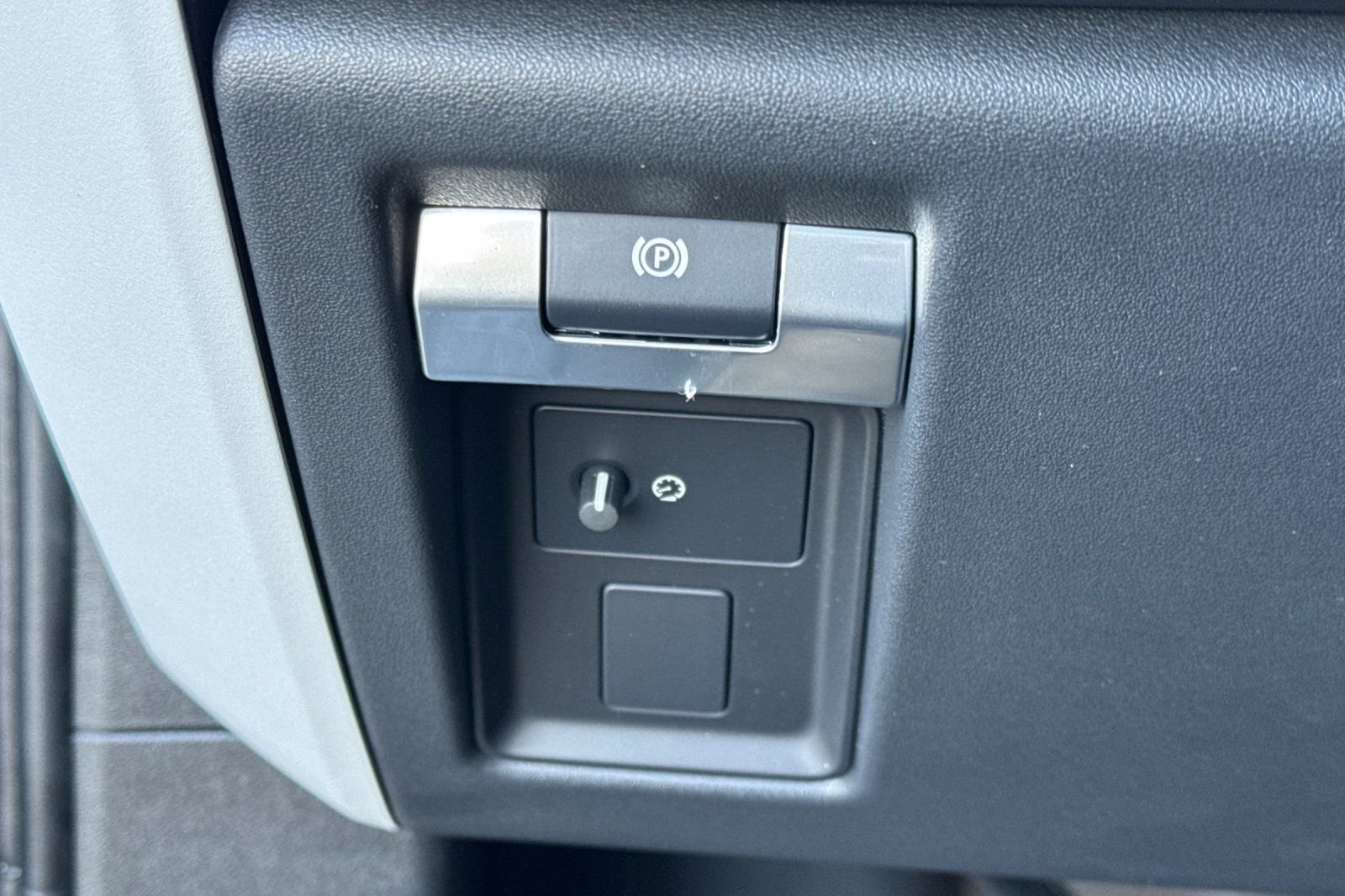 New 2026 Tasman Blue LAND ROVER X-Dynamic SE image 32