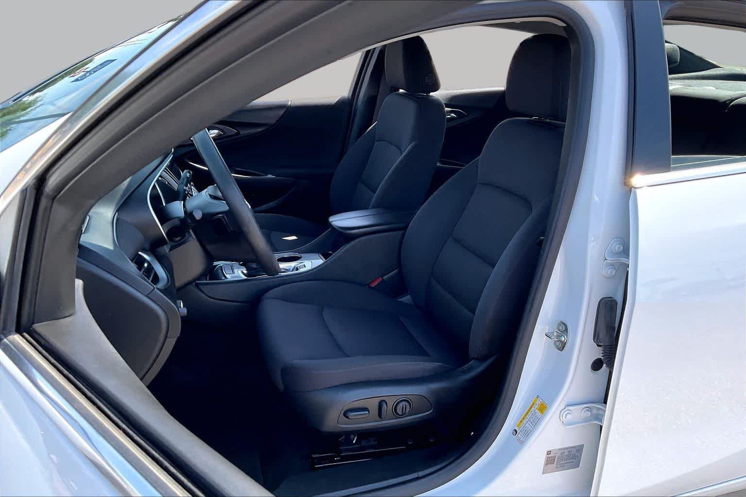 Used 2024 Summit White Chevrolet LT image 8