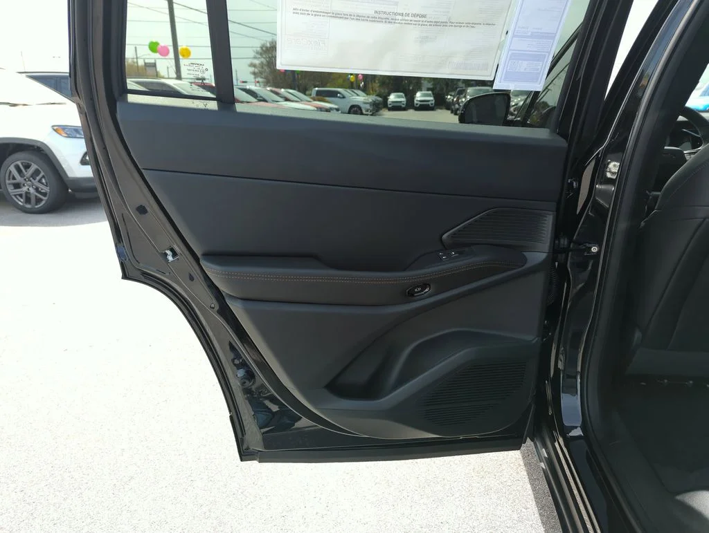 New 2026 Diamond Black Crystal Pearlcoat Jeep Limited image 26
