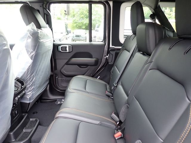 New 2026 Granite Crystal Metallic Clear-Coat Exterior Paint Jeep Sahara image 15