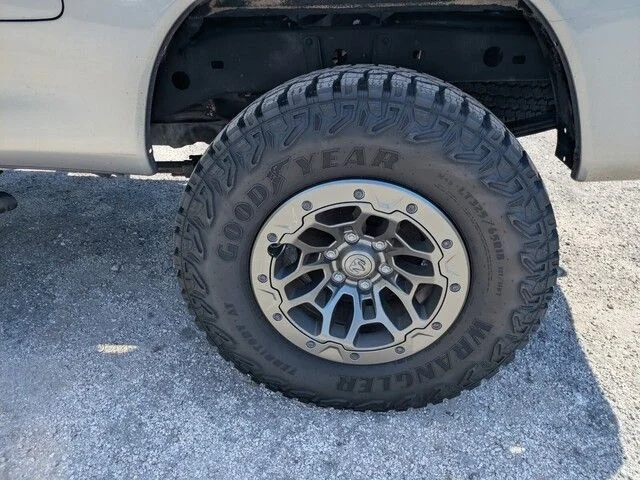 Used 2003 Silver Toyota SR5 image 19